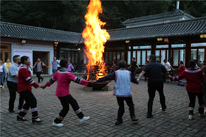 火把燃情彝乡夜欢歌共筑民族情——旧屋基彝族乡火把节活动提前上演