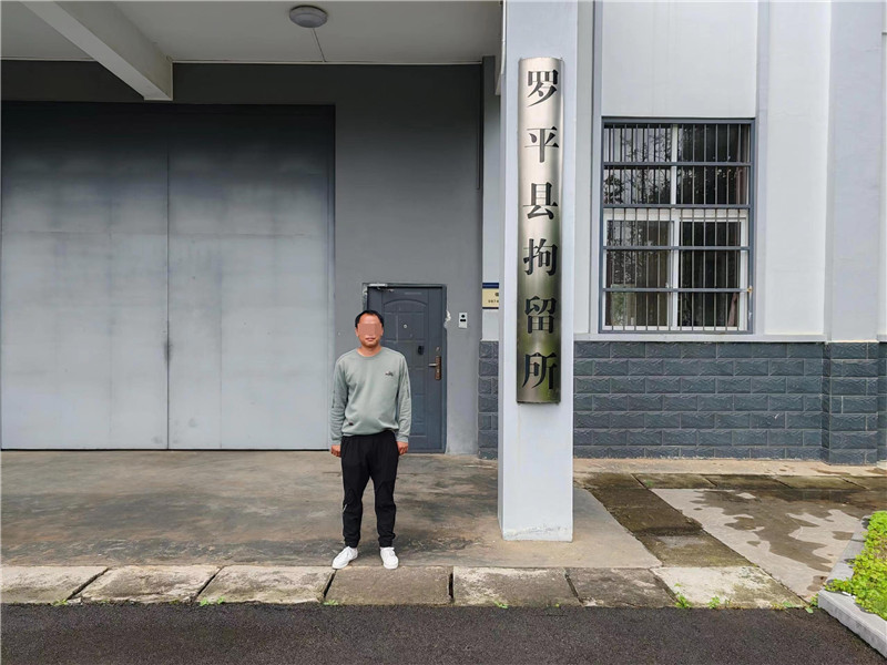 荒唐！男子酒后闹市索要百碗米线未果，乱扔酒瓶被行拘！