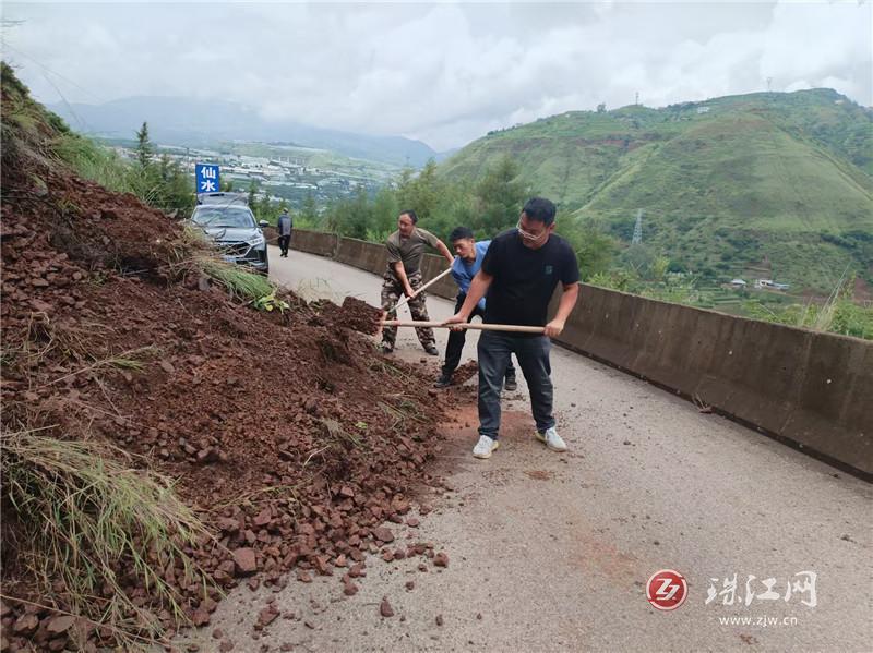 马路乡：干群携手清塌方 合力保通护安全