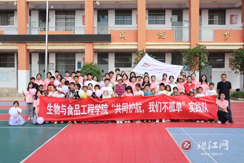 曲靖师范学院生物与食品工程学院教育关爱实践队
开展“共同护航，我们不孤单”主题实践活动