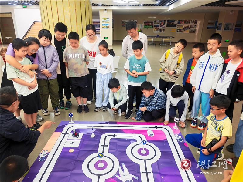 近距离感受未来出行——曲靖市科技馆开展“动手玩转AI小车，Microbit视觉自动驾驶揭秘”主题活动