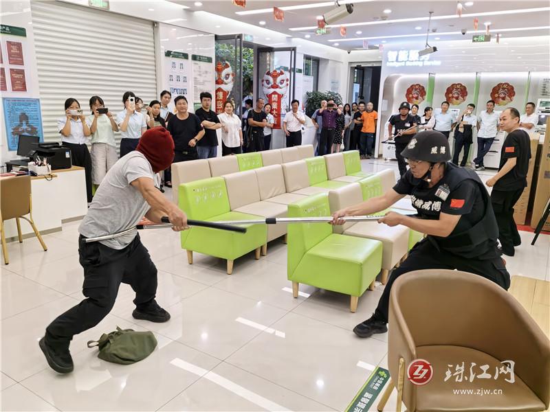沾益区邮政公司开展金融网点防盗抢实战演练 筑牢安全防线