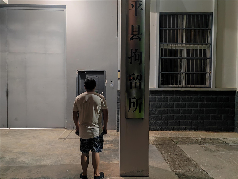 为逃通行费强行撞杆 货车司机被拘5日