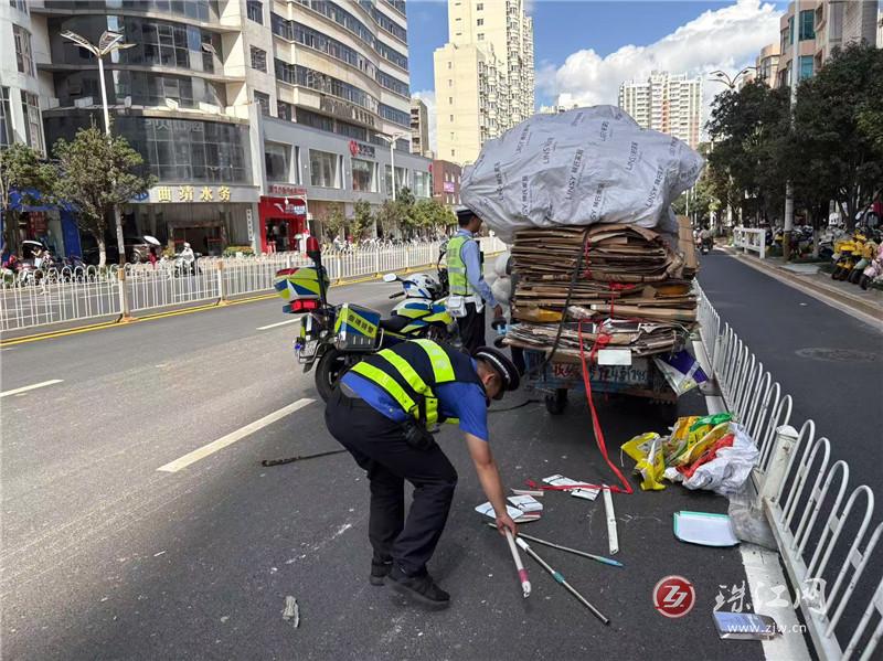老人行车途中物品散落麒麟城管暖心相助