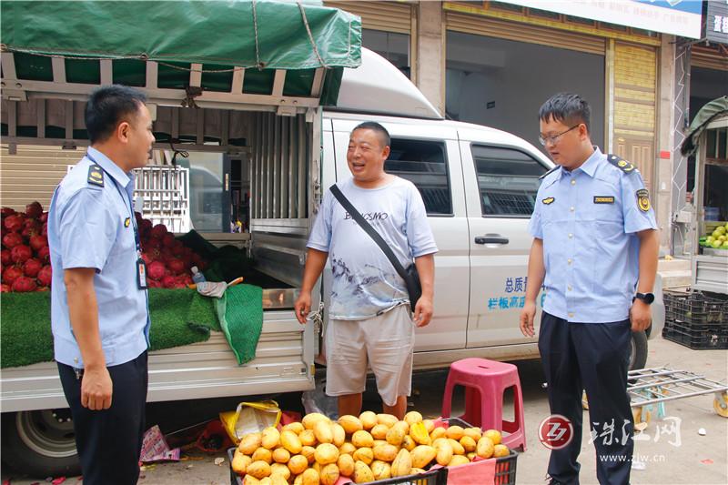 罗平县钟山乡：“执法蓝”为集市涂抹“安全底色”
