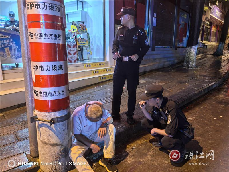 雨夜救助、寻回证件、守护归家路 罗平特巡警大队暖心行动让群众安全感“升温”