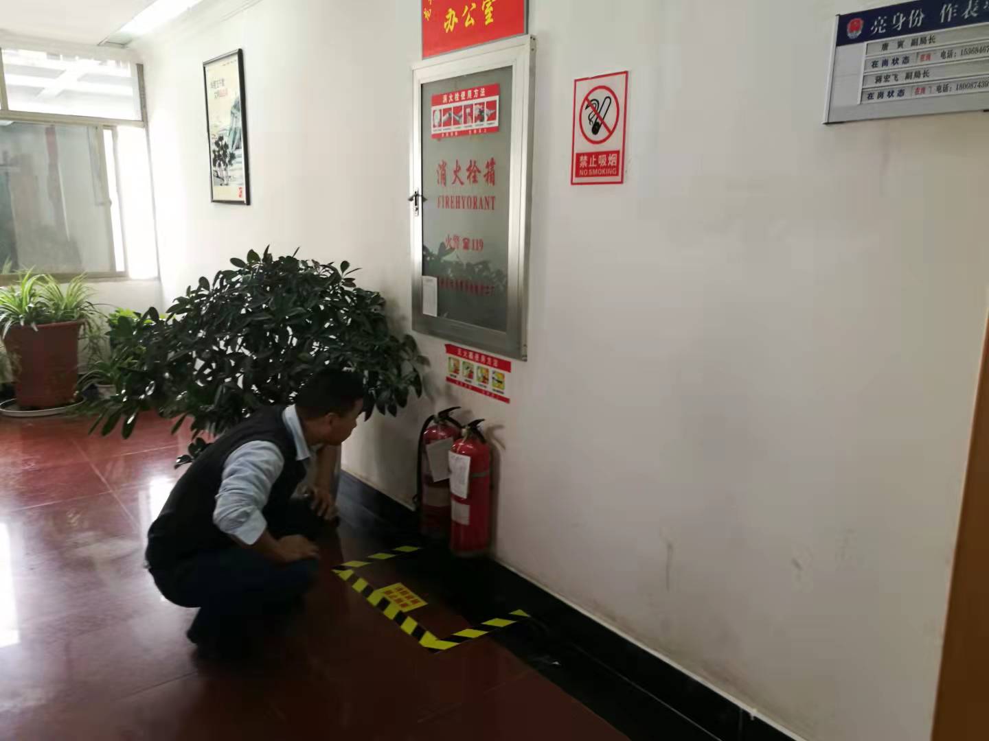 工作人员检查消防器材